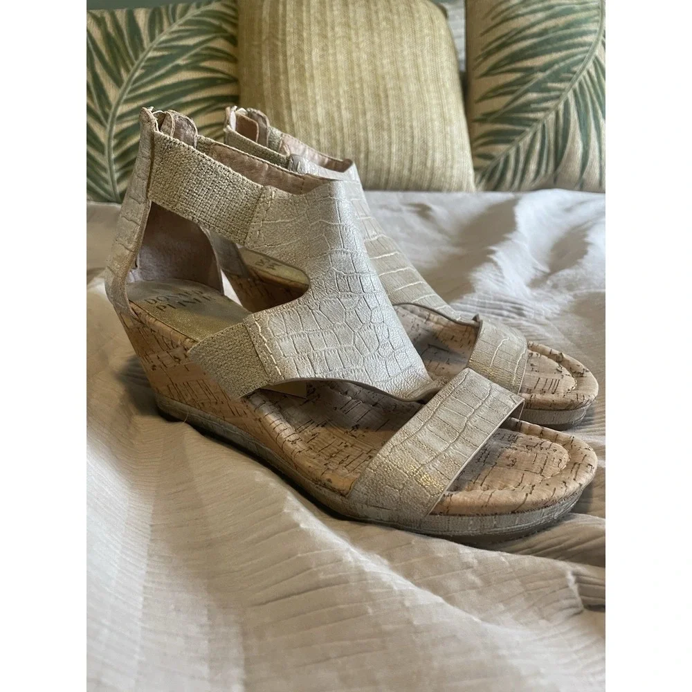 Donald Pliner Size 8 Wedge Sandals Faux Crocodile Thong Beige Metallic Cork